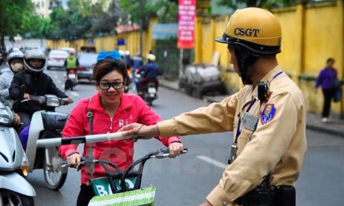 Học sinh, phụ huynh vẫn bất ngờ khi bị xử phạt lỗi mũ bảo hiểm